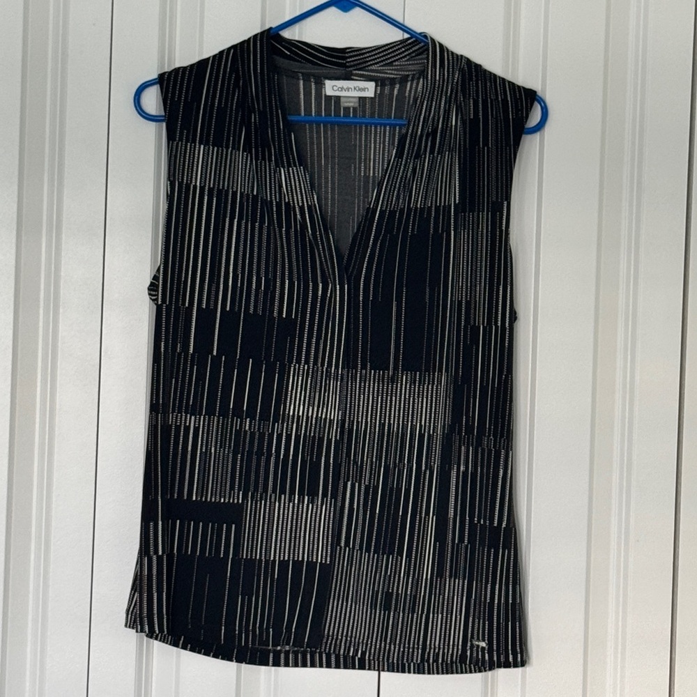 NWOT Calvin Klein black/white patterned deep V-neck sleeveless blouse. Sz med